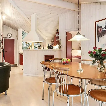 Three-bedroom Holiday In 2 *